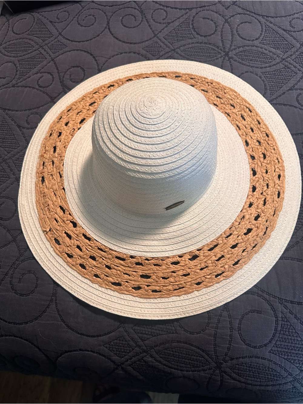 NWOT Women’s Wide Brim Straw Sun Hat - White with Tan Accent